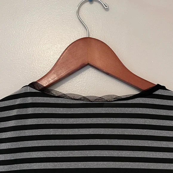 Worthington Black & Gray Fitted Ruffled Blouse – Medium - Picture 12 of 12